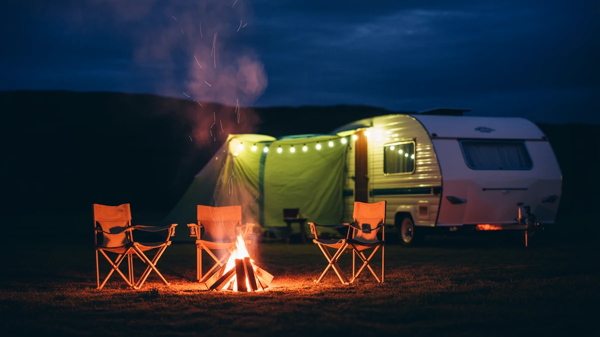 Illustration : Combien coûte le camping ? — image générée par IA